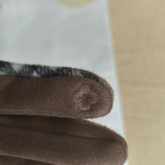 Burberry Checked Plush Cuff Gloves - Picture 6 of 7